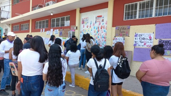 Un grupo de estudiantes del Telebachillerato de Tuzamapan se manifestaron por Abi. Piden que se haga justicia y se investigue a un profesor acusado de cometer presuntos abusos sexuales.