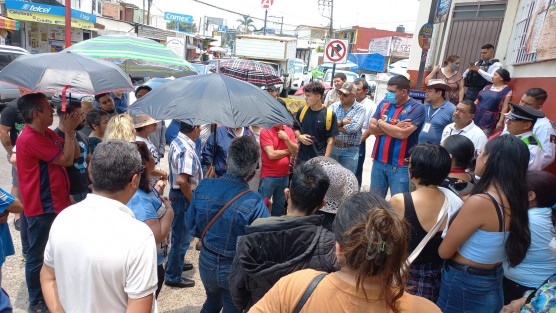 Los comerciantes de Las Trancas organizaron una reunión con autoridades municipales y estatales para solicitar se abra el paso de la calle Principal que conduce hacia la carretera Coatepec, al considerar que eso desahogará el congestionamiento vial que se forma de plaza Américas hasta el puente de la Central de Abastos.