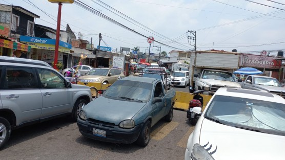 Los comerciantes de Las Trancas organizaron una reunión con autoridades municipales y estatales para solicitar se abra el paso de la calle Principal que conduce hacia la carretera Coatepec, al considerar que eso desahogará el congestionamiento vial que se forma de plaza Américas hasta el puente de la Central de Abastos.