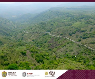 A través de redes sociales el Gobernador Cuitláhuac García dio cuenta del mantenimiento del camino Intercomunicación N1-S1, con el que se mejora la comunicación vial entre varias localidades del municipio de Alto Lucero. 