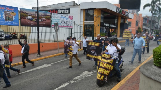 Integrantes de un grupo de ciudadanos denominado Resistencia Civil, marcharon del Teatro del Estado hasta el centro, para dar a conocer las extorsiones que han sufrido por parte de algunos elementos de la SSP.
