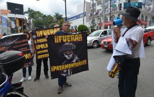 Integrantes de un grupo de ciudadanos denominado Resistencia Civil, marcharon del Teatro del Estado hasta el centro, para dar a conocer las extorsiones que han sufrido por parte de algunos elementos de la SSP.