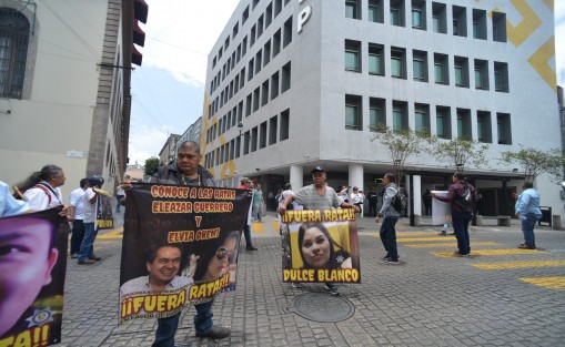 Integrantes de un grupo de ciudadanos denominado Resistencia Civil, marcharon del Teatro del Estado hasta el centro, para dar a conocer las extorsiones que han sufrido por parte de algunos elementos de la SSP.