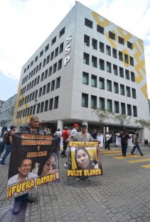 Integrantes de un grupo de ciudadanos denominado Resistencia Civil, marcharon del Teatro del Estado hasta el centro, para dar a conocer las extorsiones que han sufrido por parte de algunos elementos de la SSP.