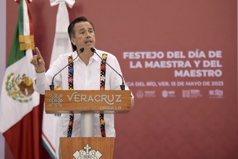 Desde el World Trade Center, el gobernador Cuitláhuac García Jiménez anunció que este año iniciará la cobertura del Seguro del Magisterio al personal de mayor antigüedad, por lo que instruyó a la Secretaría de Finanzas y Planeación diseñar el esquema de pagos. 