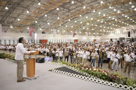 Celebró que la Federación aprobara un aumento del 8.2 por ciento al salario y dignifique aún más el esfuerzo de quienes dedican toda una vida a la formación de niñas, niños y jóvenes; pidió a la sociedad no olvidar los ataques a esta noble profesión y el periodo en que la derecha quiso denigrarla, una amenaza que las propias maestras y maestros vencieron en su lucha constante.