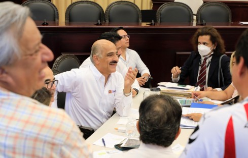 En jornada de audiencias ciudadanas, el presidente municipal Ricardo Ahued Bardahuil recibió a vecinas y vecinos de Xalapa 2000, con quienes confirmó el restablecimiento del servicio de agua en esta y otras colonias, tras la ruptura de una línea de conducción a causa de las labores de una empresa constructora. 