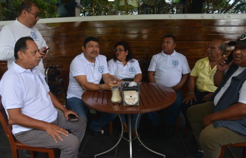 Integrantes del Sindicato Independiente de Trabajadores y Anexos del Estado de Veracruz (SITAEV), exige que sí se haga la Revista Vehicular debido a problemas por duplicidad de números.
