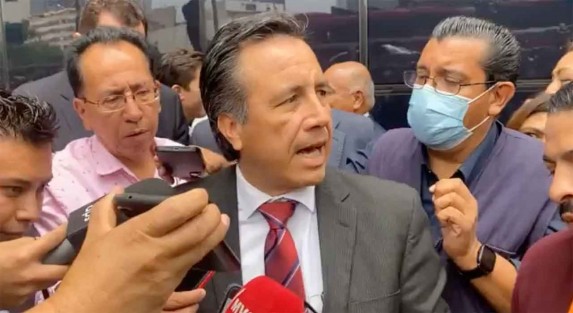 En la Ciudad de México, el Gobernador Cuitláhuac García Jiménez y su equipo jurídico interpusieron una denuncia ante la FGR por  presunta corrupción, en contra de los jueces que otorgaron suspensión a los amparos para continuar la construcción de la Torre Centro en el Puerto de Veracruz.