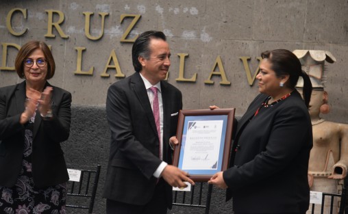  El gobernador Cuitláhuac García reconoció a magistrados comprometidos con la austeridad republicana, empezando con la presidenta del Poder Judicial, Lisbeth Jiménez. 