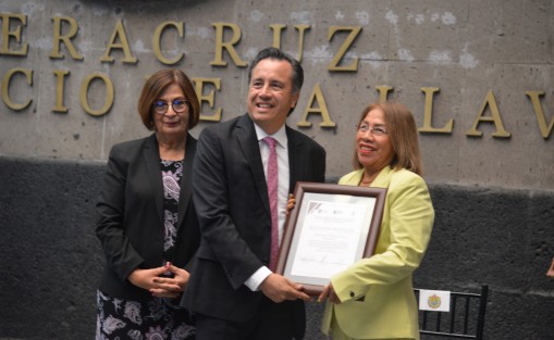  El gobernador Cuitláhuac García reconoció a magistrados comprometidos con la austeridad republicana, empezando con la presidenta del Poder Judicial, Lisbeth Jiménez. 
