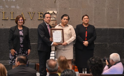  El gobernador Cuitláhuac García reconoció a magistrados comprometidos con la austeridad republicana, empezando con la presidenta del Poder Judicial, Lisbeth Jiménez. 
