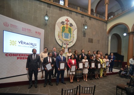 Por adherirse al plan de austeridad republicana con la reducción del 10 por ciento a los sueldos de magistrados y la renuncia a sus bonos, el gobernador Cuitláhuac García Jiménez reconoció la decisión del Poder Judicial del Estado, pues es referente incluso para la Suprema Corte de Justicia de la Nación. 