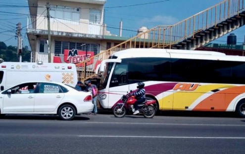 Un hombre murió cuando viajaba en un autobús de la línea AU de la ruta ruta Perote-Xalapa, la mañana de este jueves. Según pasajeros el hombre se empezó a sentir mal, por lo que pidieron al conductor se detuviera, lo cual hizo frente a las instalaciones de Petróleos Mexicanos, sobre el bulevar Xalapa-Banderilla.