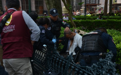 Un hombre que escribe poemas en la explanada del parque Juárez a cambio de una moneda, sufrió un ataque epiléptico. Fue auxiliado por policías municipales y elmentos del CRUM. Por fortuna soló fue el susto para quienes iban pasando por ahí.
