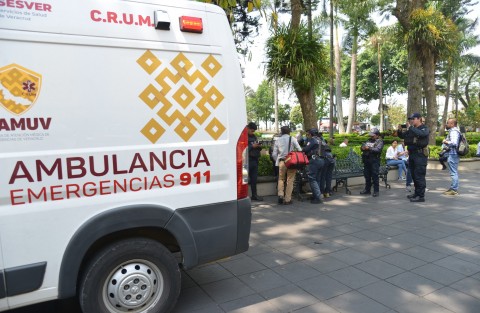 Un hombre que escribe poemas en la explanada del parque Juárez a cambio de una moneda, sufrió un ataque epiléptico. Fue auxiliado por policías municipales y elmentos del CRUM. Por fortuna soló fue el susto para quienes iban pasando por ahí.
