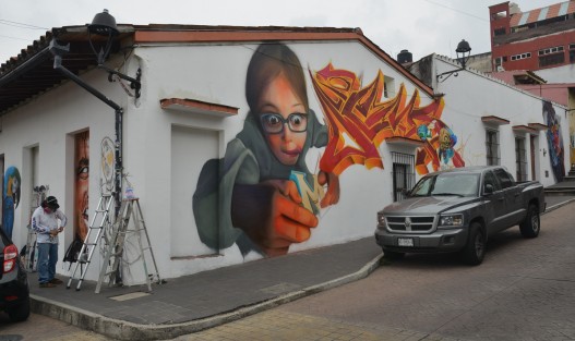 Artistas Urbanos realizan sus obras de arte sobre la fachada de una casa antigua de Xalapa para lo cual piden alguna moneda para seguir realizando sus obras. En esta ocasion participaron artistas de Dieros Arts y MRK Crew.