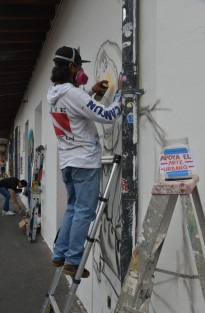 Artistas Urbanos realizan sus obras de arte sobre la fachada de una casa antigua de Xalapa para lo cual piden alguna moneda para seguir realizando sus obras. En esta ocasion participaron artistas de Dieros Arts y MRK Crew.