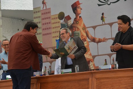 Los jóvenes ganadores del primer lugar en las tres categorías Ensayo Carlos Fuentes; Relato, Luis Arturo Ramos; y Poesía José Emilio Pacheco, fueron: Leopoldo Francisco Orozco, de la Universidad Nacional Autónoma de México (UNAM); Cristóbal Armando Vanegas Soriano, de la Universidad Autónoma de la Ciudad de México (UACM), y José Antonio Íñiguez Narváez, de la Universidad Autónoma del Estado de Quintana Roo (UQRoo), respectivamente.

 