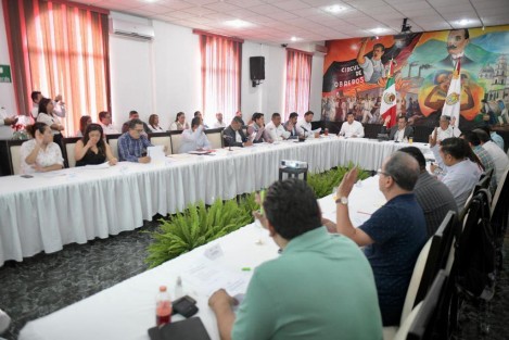 Encabezada por el gobernador Cuitláhuac García, la tarde de este viernes, en Ciudad Mendoza se llevó a cabo la sesión del Fideicomiso del Sistema de Aguas Residuales del Alto Río Blanco (FIRIOB), en la que revisaron los resultados de las auditorías y decidir acciones para cumplir con la norma federal.