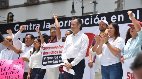  El gobernador Cuitláhuac García Jiménez, en compañía de diputados locales y senadores de Veracruz, hicieron una protesta pacífica frente a la sede de la Suprema Corte de Justicia de la Nación, donde el mandatario estatal anunció la Jornada Nacional de Información del Plan C y contra la red de corrupción en el Poder Judicial.
