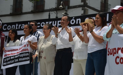  El gobernador Cuitláhuac García Jiménez, en compañía de diputados locales y senadores de Veracruz, hicieron una protesta pacífica frente a la sede de la Suprema Corte de Justicia de la Nación, donde el mandatario estatal anunció la Jornada Nacional de Información del Plan C y contra la red de corrupción en el Poder Judicial.
