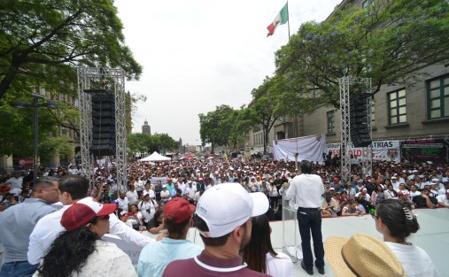  El gobernador Cuitláhuac García Jiménez, en compañía de diputados locales y senadores de Veracruz, hicieron una protesta pacífica frente a la sede de la Suprema Corte de Justicia de la Nación, donde el mandatario estatal anunció la Jornada Nacional de Información del Plan C y contra la red de corrupción en el Poder Judicial.
