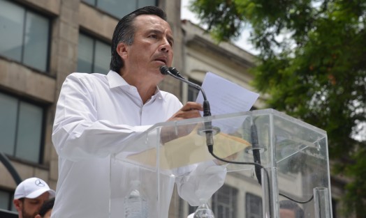  Frente a la Suprema Corte de Justicia de la Nación, el gobernador Cuitláhuac García Jiménez cuestionó que siendo este un poder no elegido por la sociedad, de manera directa, desestimen y contravengan las decisiones del presidente Andrés Manuel López Obrador y los diputados, representantes de los poderes Ejecutivo y Legislativo. 