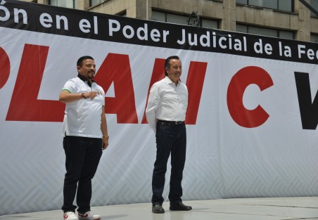 Frente a la Suprema Corte de Justicia de la Nación, el gobernador Cuitláhuac García Jiménez cuestionó que siendo este un poder no elegido por la sociedad, de manera directa, desestimen y contravengan las decisiones del presidente Andrés Manuel López Obrador y los diputados, representantes de los poderes Ejecutivo y Legislativo. 