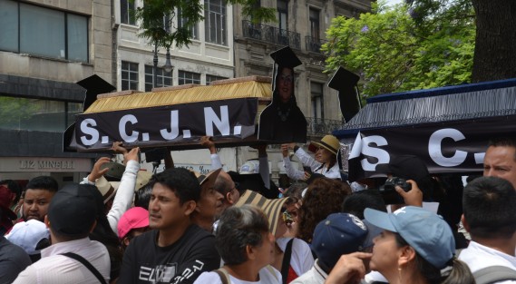 Aspectos de la protesta frente a la SCJN en la Ciudad  de México por la invalidación a la Reforma Electoral aprobada por el Congreso de la Unión. 