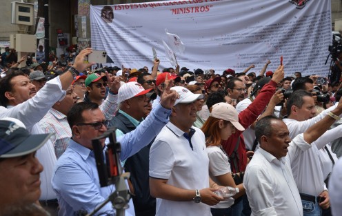 Aspectos de la protesta frente a la SCJN en la Ciudad  de México por la invalidación a la Reforma Electoral aprobada por el Congreso de la Unión. 