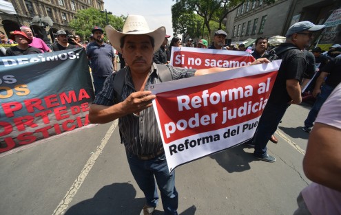 Aspectos de la protesta frente a la SCJN en la Ciudad  de México por la invalidación a la Reforma Electoral aprobada por el Congreso de la Unión. 