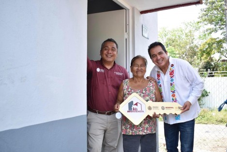 El Gobernador Cuitláhuac García informó que gracias al apoyo del gobierno del Presidente Andrés Manuel López Obrador, se hizo entrega oficial de cuartos dormitorio a familias de las localidades de La Defensa, Palma Sola, Potrero Alto, Santa Ana, Santander y Vainillas del municipio de Alto Lucero, beneficiando y priorizando a madres solteras y personas con discapacidad.