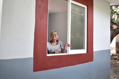 El Gobernador Cuitláhuac García informó que gracias al apoyo del gobierno del Presidente Andrés Manuel López Obrador, se hizo entrega oficial de cuartos dormitorio a familias de las localidades de La Defensa, Palma Sola, Potrero Alto, Santa Ana, Santander y Vainillas del municipio de Alto Lucero, beneficiando y priorizando a madres solteras y personas con discapacidad.