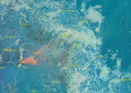 Análisis de satélite, del viento en niveles altos y modelación numérica  sugieren que la pluma de ceniza de la erupción del volcán Popocatépetl, se mueve al este a 37 km/h,  a una altitud de 9700 msnm, con dirección al estado de Veracruz, por lo anterior, es posible algún depósito de ceniza, en cantidad ligera, en especial en zonas de montaña del centro en las siguientes  6 a 18 h.