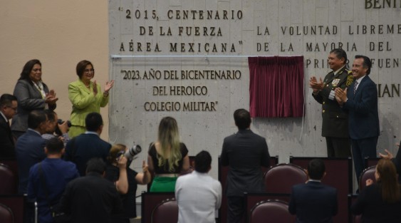 Con la presencia del titular de SEDENA, Luis Cresencio Sandoval, del gobernador Cuitláhuac García y de la presidenta del Poder Judicial, Lisbeth Jiménez, el Congreso del Estado celebró sesión solemne con motivo de la inscripción en letras doradas de la leyenda: 2023, Año del Bicentenario del Heroico Colegio Militar.
