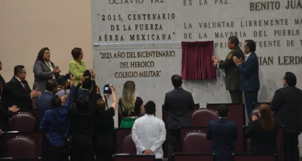Con la presencia del titular de SEDENA, Luis Cresencio Sandoval, del gobernador Cuitláhuac García y de la presidenta del Poder Judicial, Lisbeth Jiménez, el Congreso del Estado celebró sesión solemne con motivo de la inscripción en letras doradas de la leyenda: 2023, Año del Bicentenario del Heroico Colegio Militar.