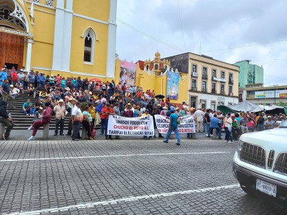Integrantes de la Asociación Chucho el Roto se manifestaron en Plaza Lerdo, para demandar nuevamente una reclasificación de las tarifas de energía eléctrica. 