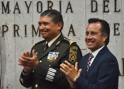 El gobernador Cuitláhuac García Jiménez en la sede del Poder Legislativo y ante el secretario de la Defensa Nacional, General Luis Cresencio Sandoval González,  afirmó que el pueblo de Veracruz nunca ha dejado pasar la historia condescendiente o ausente, pues ha defendido siempre el derecho a la libertad y la soberanía, echando abajo los planes conservadores con total entrega y participación.