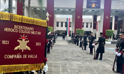 Elementos del Heroico Colegio Militar engalanaron la ceremonia haciendo gala de su disciplina militar.