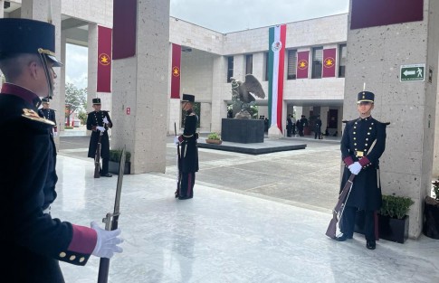 Elementos del Heroico Colegio Militar engalanaron la ceremonia haciendo gala de su disciplina militar.