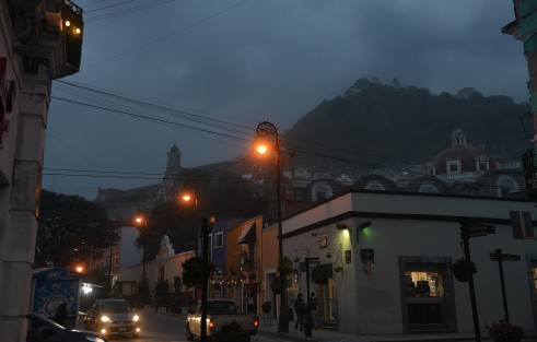 El municipio de Atlixco, Puebla, es uno de los afectados por la caída de ceniza del volcán Popocatépetl, el cual, como es sabido, ha incrementado su actividad. 