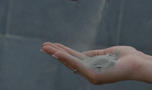 Las actividades al aire libre han sido las más afectadas, ya que por recomendación de las autoridades éstas han sido suspendidas y el uso de cubrebocas se ha hecho obligatorio ante la cantidad de ceniza se encuentra en el aire, afectando ojos y vías respiratorias.