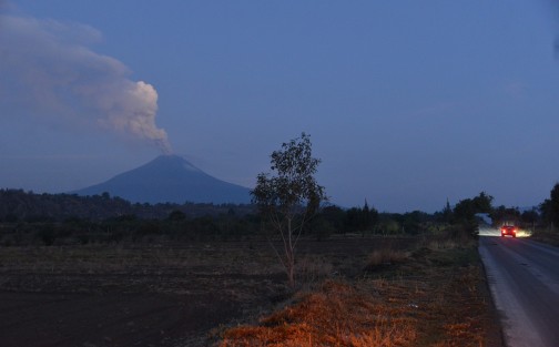 A las faldas del volcán Popocatépetl, en los límites de los estados de Puebla y Tlaxcala, se puede ver la intensa actividad del mismo, que ha sido noticia en los últimos días.