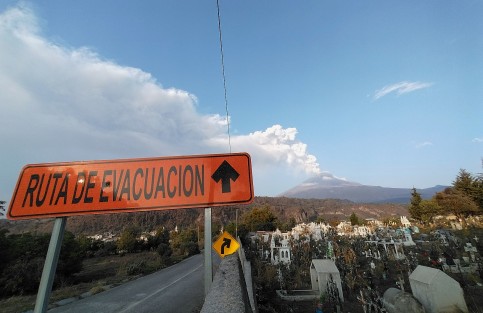 A las faldas del volcán Popocatépetl, en los límites de los estados de Puebla y Tlaxcala, se puede ver la intensa actividad del mismo, que ha sido noticia en los últimos días.