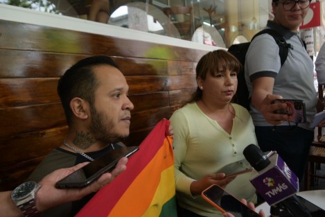  Los activistas Leonardo Ruiz y Freda Hernández condenaron los actos de homofobia contra jóvenes del Puerto de Veracruz que fueron víctimas de abuso por parte de policías.