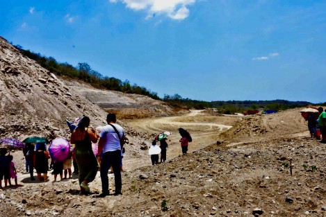 El relleno sanitario dará servicio a varios municipios colindantes que hoy día depositan sus residuos en tiraderos a cielo abierto, por lo que los inconformes dijeron que temen porque se contaminarán sus pozos de agua. 