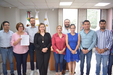 La presidenta de la Mesa Directiva de la LXVI Legislatura, diputada Margarita Corro Mendoza, recibió de la diputada Cecilia Guevara Guembe el dictamen de las Comisiones Permanentes Unidas de Gobernación y de Asuntos Indígenas y de las Comunidades Afrodescendientes, que determina procedente la Iniciativa de Ley para el Desarrollo Integral de los Pueblos y Comunidades Afroveracruzanas de la entidad.