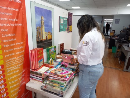 Dependencias estatales colectan libros entre empleados y personas que han decidido sumarse a la campaña:  En Veracruz la lectura me llena de orgullo.  La Secretaría de Turismo es una de las que participa. 
