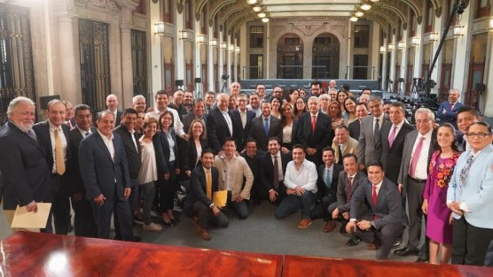 EL Gobernador de Veracruz, Cuitláhuac García, asistió a una reunión en Palacio Nacional con el Presidente Andrés Manuel López Obrador. El Ejecutivo federal pidió a los gobernadores no bajar el ritmo de trabajo en la  aplicación de programas del Bienestar. 